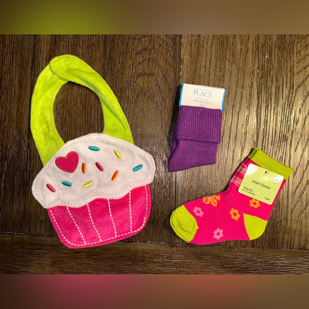 NWT Baby Girl Carter’s Cupcake Bib and 2 x socks 6-12mo